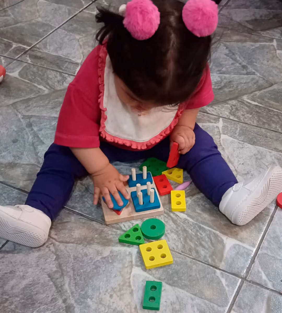 niña-bebe-jugando-con-bloques-de-encaje