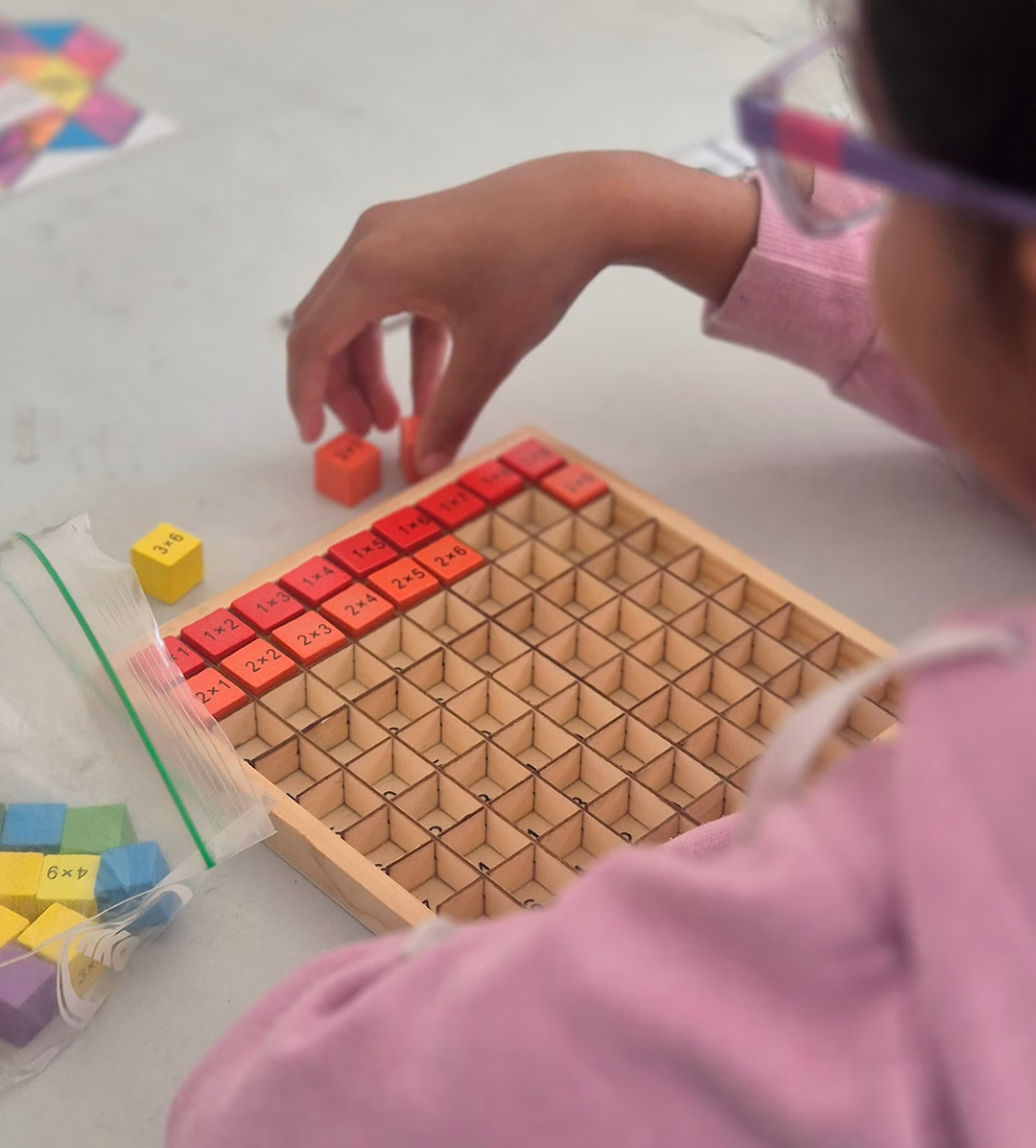 practicando-matematicas-con-tabla-de-multiplicar-en-madera