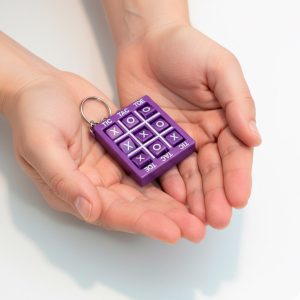 Llavero-con-Juego-de-Tres-en-Línea-sobre-manos