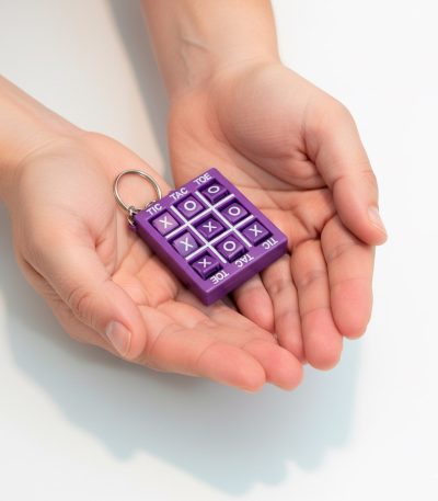 Llavero-con-Juego-de-Tres-en-Línea-sobre-manos