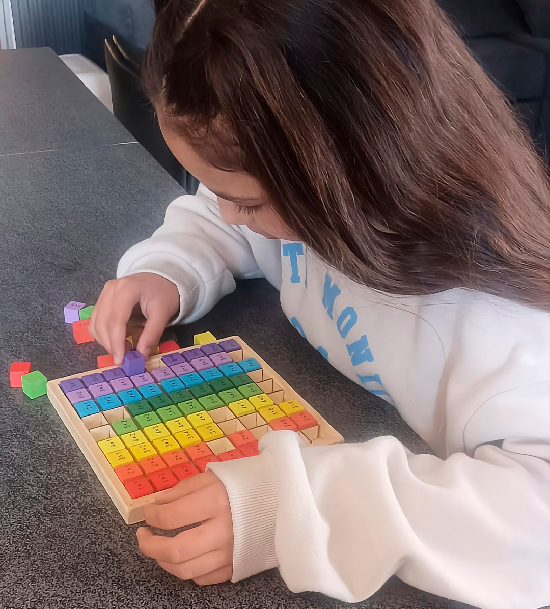 Niña-jugando-con-tablas Niña-jugando-con-tablas