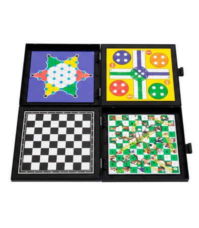 Set-de-Juegos-de-Mesa-4-en-1-Magnético-Ajedrez,-Ludo,-Damas-Chinas-y-Serpientes-y-Escaleras-Portátil-y-Plegable-niño-jugando3
