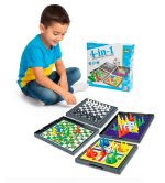 Set-de-Juegos-de-Mesa-4-en-1-Magnético-–-Ajedrez,-Ludo,-Damas-Chinas-y-Serpientes-y-Escaleras-–-Portátil-y-Plegable-niño-jugando