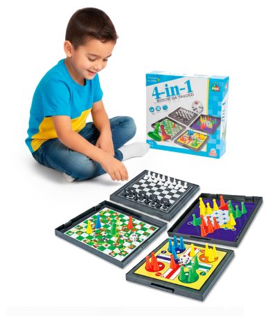 Set-de-Juegos-de-Mesa-4-en-1-Magnético-–-Ajedrez,-Ludo,-Damas-Chinas-y-Serpientes-y-Escaleras-–-Portátil-y-Plegable-niño-jugando