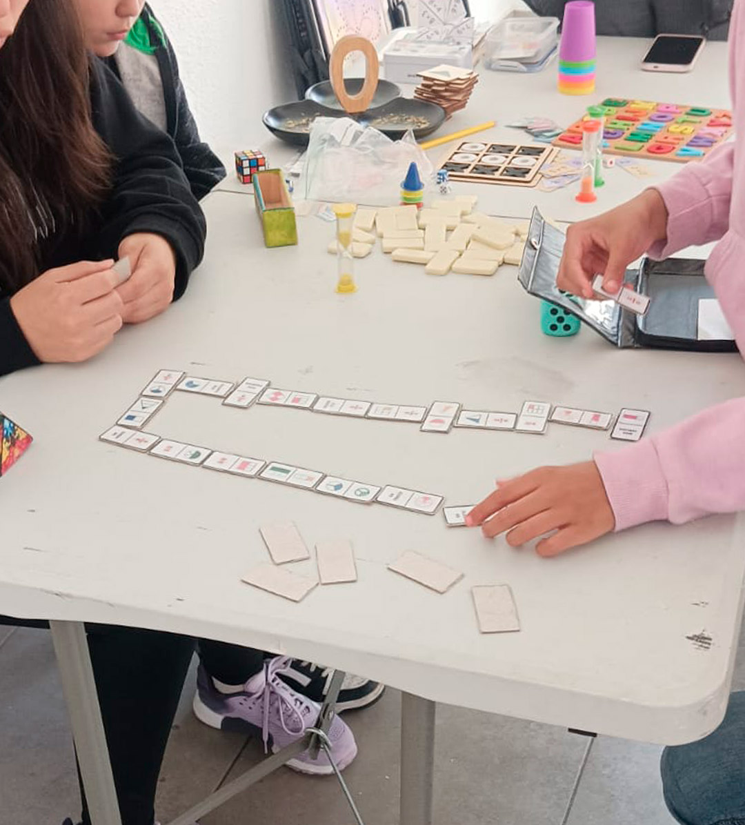 madre-e-hijo-jugando-domino-de-fracciones madre-e-hijo-jugando-domino-de-fracciones