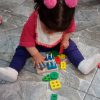 niña-bebe-jugando-con-bloques-de-encaje