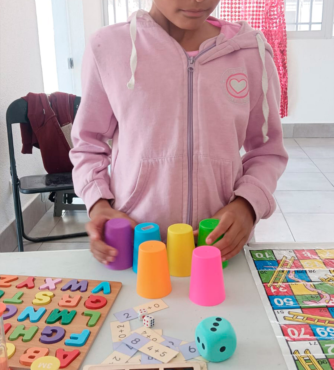 niña-jugando-con-juego-de-patrones-de-colores-con-vasos niña-jugando-con-juego-de-patrones-de-colores-con-vasos