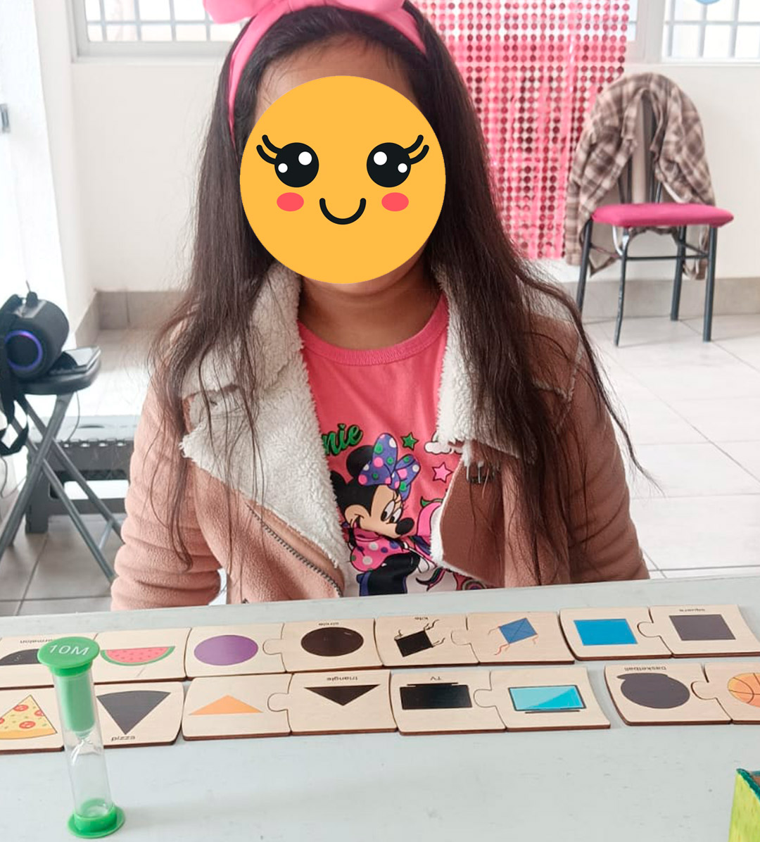 niña-jugando-tarjetas-de-enparejar niña-jugando-tarjetas-de-enparejar