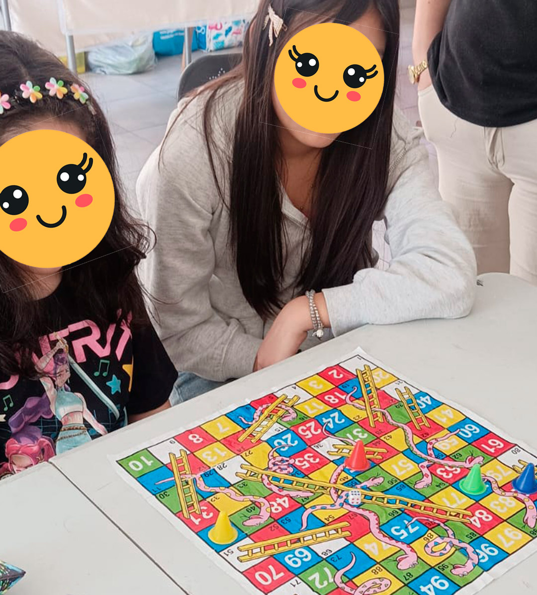 niñas-jugando-serpientes-y-escaleras niñas-jugando-serpientes-y-escaleras