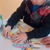 niño-jugando-armando-rompecabezas