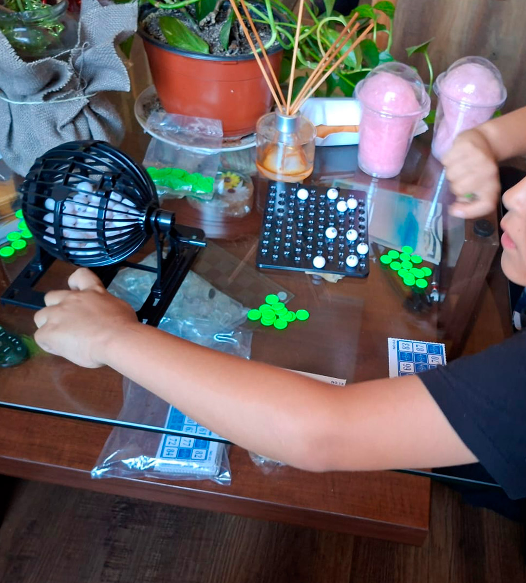 niño-jugando-bingo niño-jugando-bingo