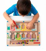 niño-jugando--con-Tablero-magnético-de-números-deslizante2