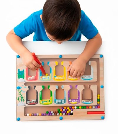 niño-jugando--con-Tablero-magnético-de-números-deslizante2