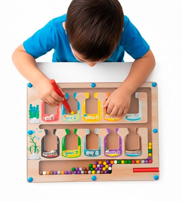 niño-jugando--con-Tablero-magnético-de-números-deslizante2