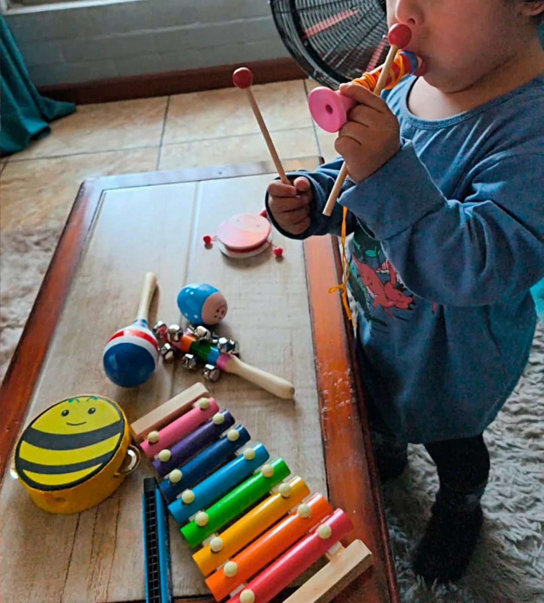 niño-jugando-con-set-musical niño-jugando-con-set-musical
