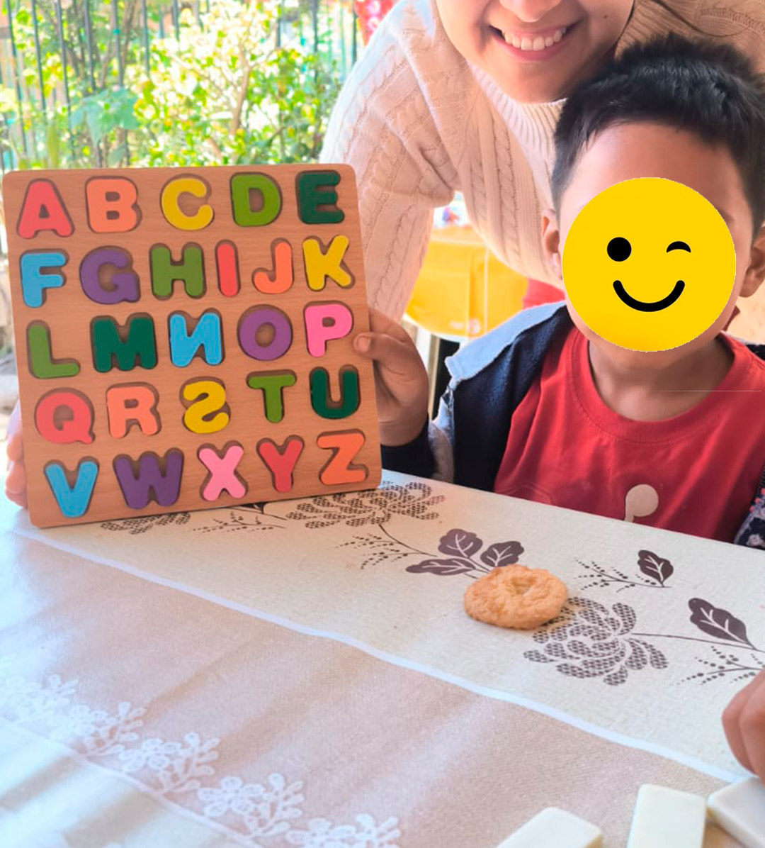 niño-practicando-juego-de-encaje-de-letras niño-practicando-juego-de-encaje-de-letras