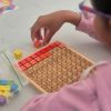 practicando-matematicas-con-tabla-de-multiplicar-en-madera